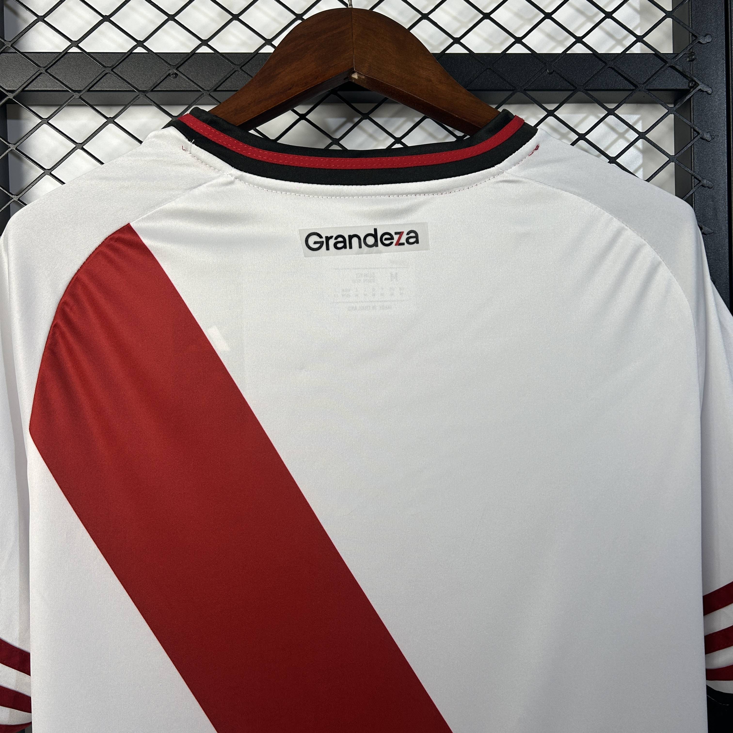 Miniatura de River Plate 25/26 Local
